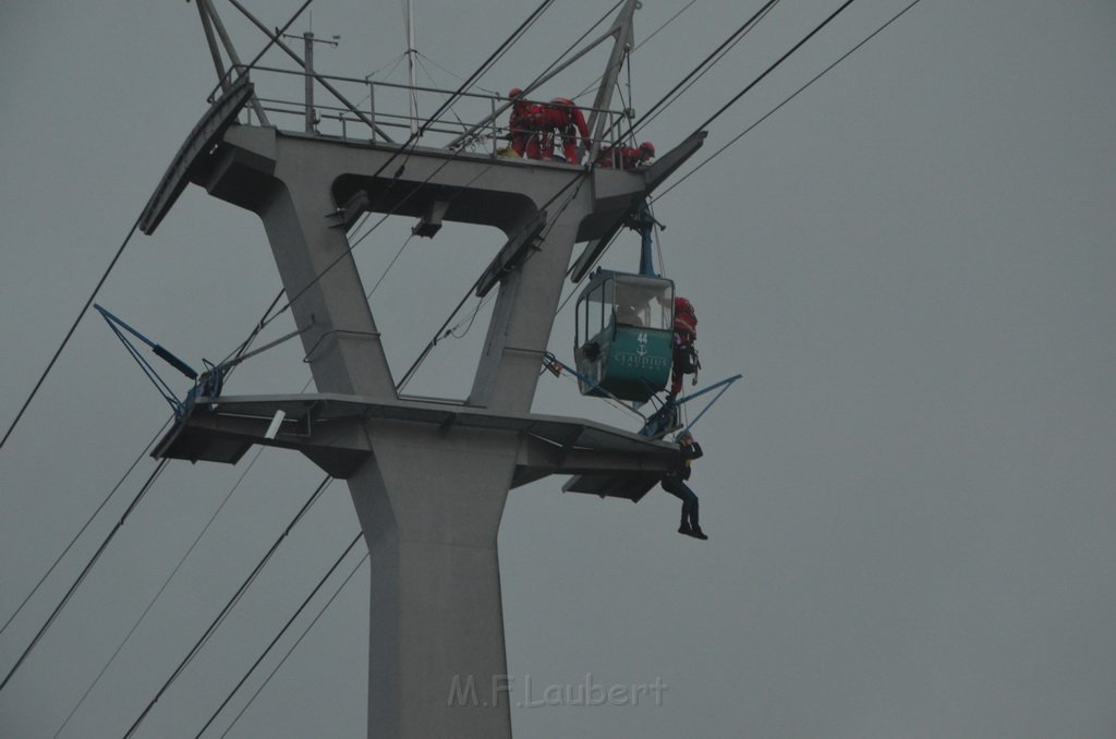 Einsatz BF Hoehenretter Koelner Seilbahn Hoehe Zoobruecke P2134.JPG